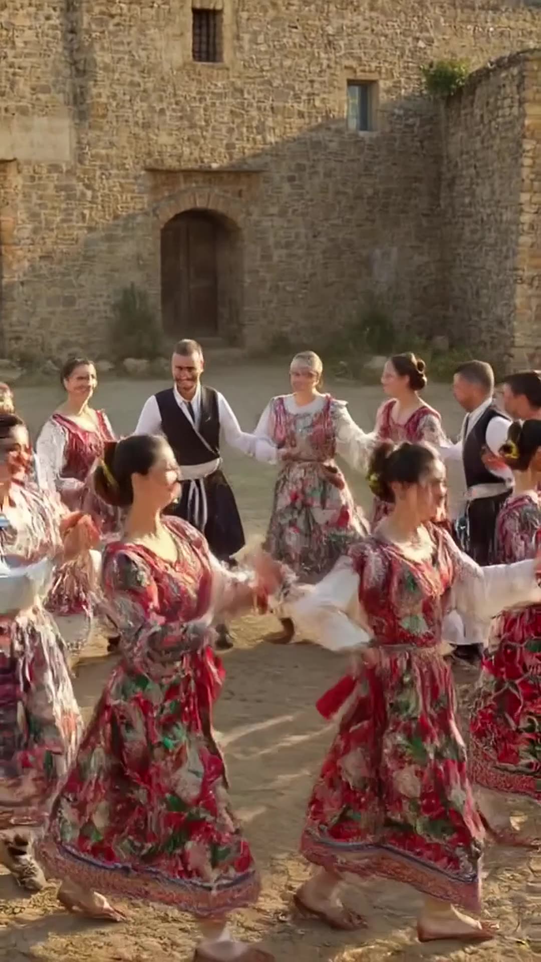 Грузия, гори, грузини і грузинки танцюють грузинські народні танці